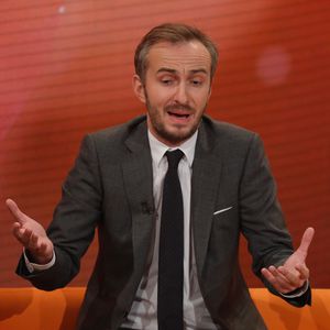Schlecht informiert? Böhmermann belächelt Angela Merkel!