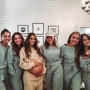 Bald-Mama Jana Kramer wird bei Babyparty total emotional