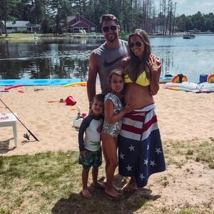 Im gelben Bikini: Jana Kramer präsentiert ihren Babybauch