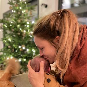 Süß! Hier küsst Jana Schölermann ihr Baby vor Christbaum