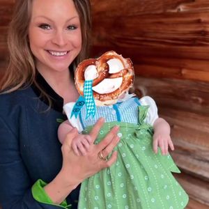 Wie putzig! Jana Schölermanns Baby Ilvi trägt schon Trachten