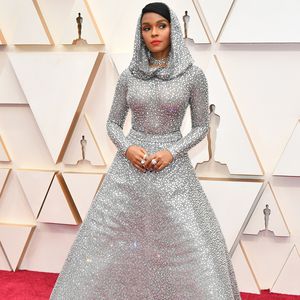 Von vier Leuten geliefert: Sie trug schwerstes Oscar-Outfit!