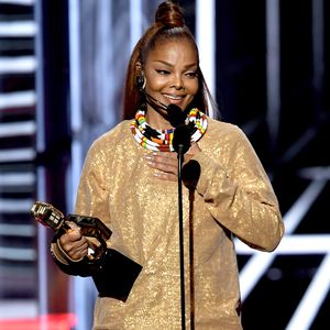 Janet Jackson verblüfft ihre Fans mit neuem Styling!