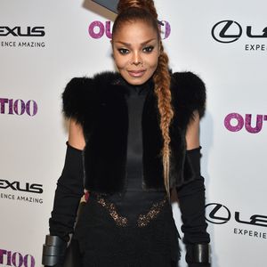 Janet Jackson posiert in Korsage und Spitzenstrumpfhaltern