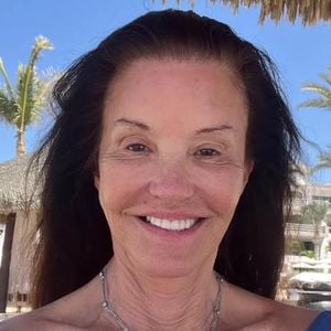 Janice Dickinson (70) zeigt sich ohne Make-up am Strand