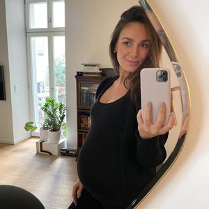 "So weit, so gut": Janina Uhse zeigt kugelrunden Babybauch
