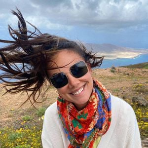 Völlig durch den Wind? Janina Uhse teilt Pic mit Sturmfrisur
