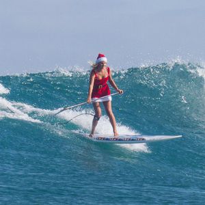 Sexy Santa! Janni Kusmagk surft im Weihnachts-Minidress