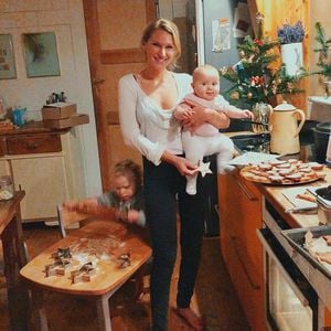 "Chaos am Kindertisch": Janni backt mit den Kids Plätzchen