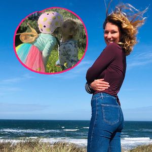 Niedlich! Emil-Ocean Kusmagk küsst Schwester im Elfenkostüm