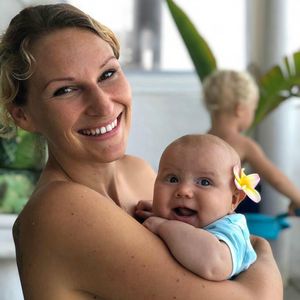 Nach Yokos Geburt: Janni Kusmagk wieder auf dem Surfbrett!