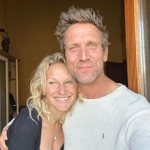 Süß! Janni und Peer Kusmagk posieren verliebt vor der Kamera