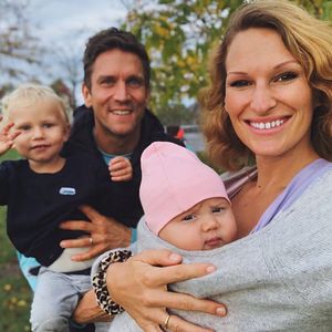 Niedlich: Janni & Peer Kusmagk backen mit ihren Kids Kekse
