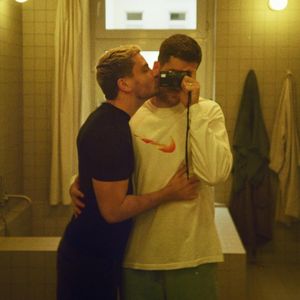 Schauspieler Jannik Schümann hat sich mit Freund verlobt!