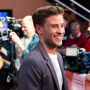 Jannik Schümann happy: Dritte “Charité”-Staffel in Arbeit!