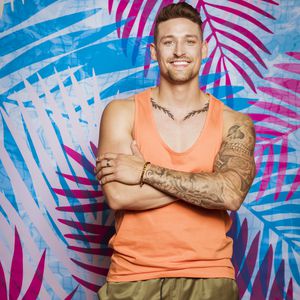 Er ist dank Bachelorette Gerda Lewis bei "Love Island" dabei