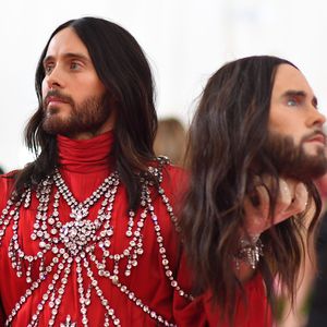 Oh Gott! Hat sich Jared Leto zwei Finger abgehackt?