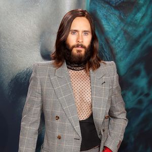 Ganz lässig: Jared Leto posiert in Poncho und Pantoffeln
