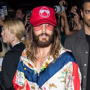 Fashion Week: Jared Leto posiert im extravaganten Zweiteiler