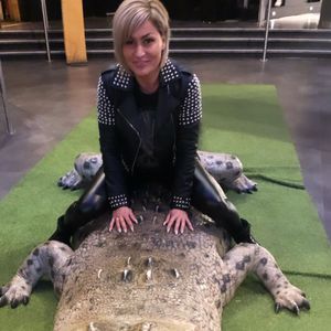 Tierische Aktion: Sitzt Jasmin Herren auf einem Alligator?