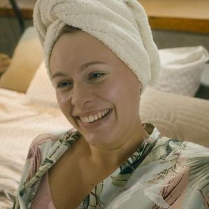 Jasmin Minz in ihrem Musikvideo zum Song "Mutterglück"