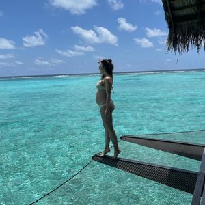 Jasmin Wagner zeigt Babybauch vor traumhafter Meereskulisse