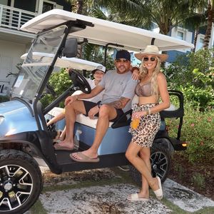 Vor Feiertagen: Jason Aldean genießt Luxus-Trip mit Familie