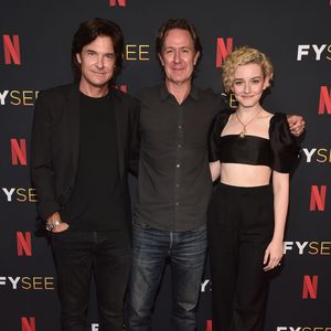 Jason Bateman und Julia Garner strahlen bei "Ozark"-Event