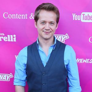 Ohne Miley Cyrus! Ex-Serienbruder Jason Earles gibt Jawort!