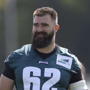 Jason Kelces Tochter freundet sich mit Eagles-Maskottchen an