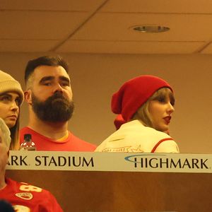 Mit seinem Bruder: Taylor Swift feuert ihren Travis Kelce an