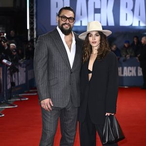 Süß: Jason Momoa posiert mit Adria Arjona auf dem Red Carpet