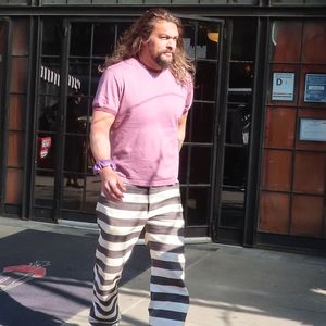 Gefängnis-Chic? Jason Momoa im Streifen-Style unterwegs