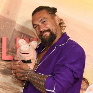 Unpassend oder cool? Jason Momoa im Pyjama auf Filmpremiere