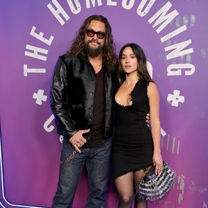 Jason Momoa posiert zum ersten Mal mit Adria auf Red Carpet