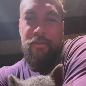 Zuckersüß! Jason Momoa hat neuen schweinischen Mitbewohner