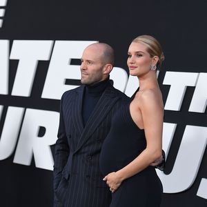Längst verheiratet? Rosie Huntington verwirrt mit 2. Ring!
