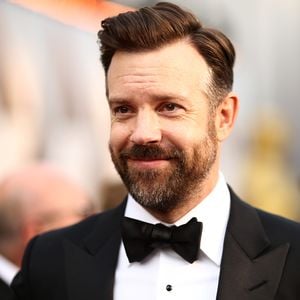 Etwas Festes? Jason Sudeikis bandelt mit diesem Model an