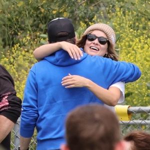 Liebevolle Umarmung: Olivia Wilde und Jason bei Fußballspiel