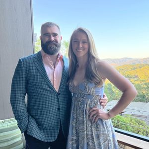Jason und Kylie Kelce singen Duett auf Feiertagsalbum