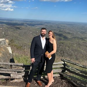 Kylie Kelce feiert sechs Jahre Eheleben mit ihrem Jason