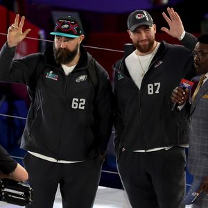 Travis und Jason Kelce kriegen Jahre später ihr Uni-Zeugnis!