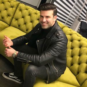 Bluterguss unterm Fingernagel: Jay Khan auf Bühne verletzt
