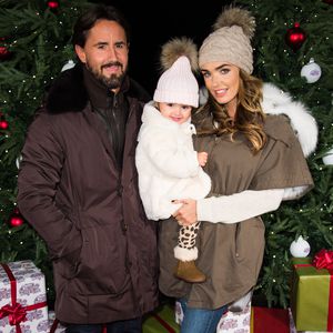 Tamara Ecclestone stillt, bis ihre Tochter zur Schule geht!