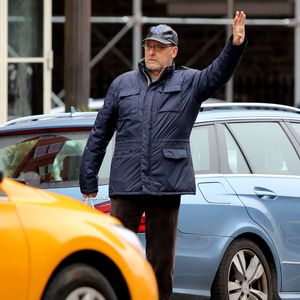 Ganz bescheiden: Jean Reno nimmt sich in New York ein Taxi!