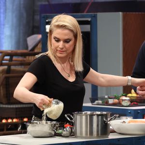 Jeanette Biedermann verletzt sich bei "Grill den Henssler"
