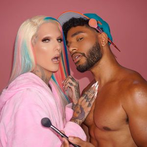 Dating mal anders: Jeffree Star von Unbekanntem geschminkt