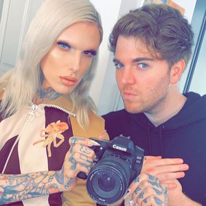 Fans angeekelt: Haare in Jeffree & Shanes Lidschattenpalette