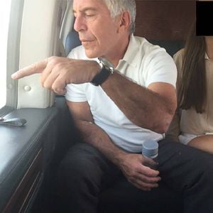 Nutzte Epstein RAF-Stützpunkte für Mädchenschmuggel?