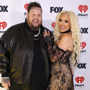 90 Kilo leichter: Jelly Rolls Frau kontert Hater-Kommentare